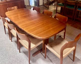 Wood round edged dining table in perfect condition (8 chairs)