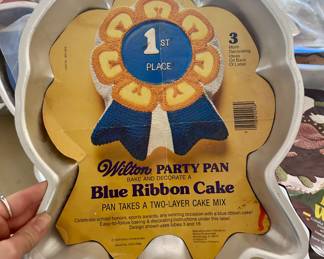 Ribbon shaped cake pan