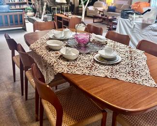 Wood round edged dining table in perfect condition (12 chairs)