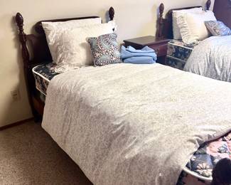 Vintage wood bed frame twin beds (2)