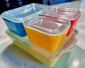 Vintage Pyrex refrigerator dish set