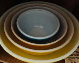 Pyrex nesting bowls