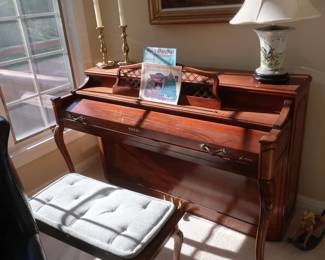   *    Baldwin  spinet  piano and  bench   Piano  is  now 
 free  and  is  from  1986. 