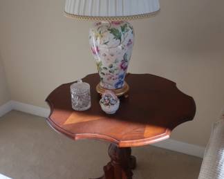 Hekman pie crust table - 30"           Floral  lamp  by  Chelsea  House (one  of  two)  Lamps   are  sold