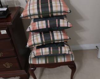 chair  ,  matching  pillows
