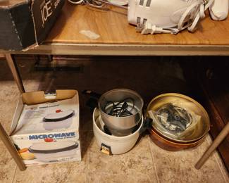 Kitchen - microwave tender cooker, popcorn poppers & metal pans