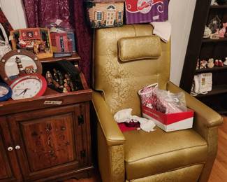 Vintage recliner chair in gold 