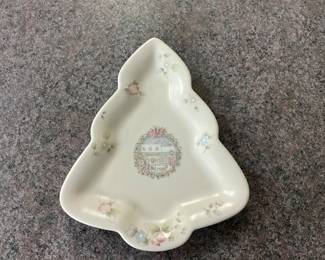Pfaltzgraff Winterberry Christmas Tree Shaped Cookie Plate