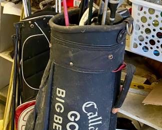 CALLOWAY GOLF BAG AND ASSORTED GOLF CLUBS