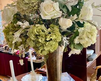 BEAUTIFUL FOWER ARRANGEMENT IN GORGEOUS VASE, GLASS VASE CREATED BY ARTIST SCHLANSER