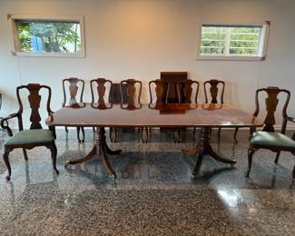Henredon Dining Table comes with 2 Leaves, 8 Chairs (2 Arm Chairs and 6 Armless Chairs),  and Table top protective pads.