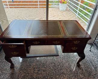 HEKMAN - Classic Chippendale Style Writing Desk with Inset Leather Top. L 57.5/8in | D 28.1/2in | H 30.1/4in