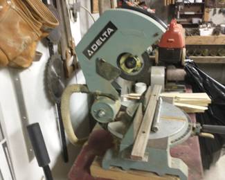 Delta saw with extra blades