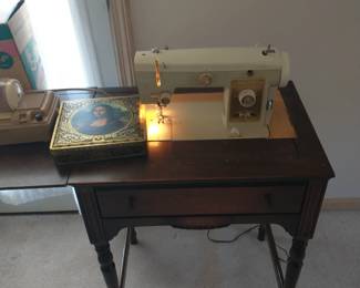 Sewing machine compact