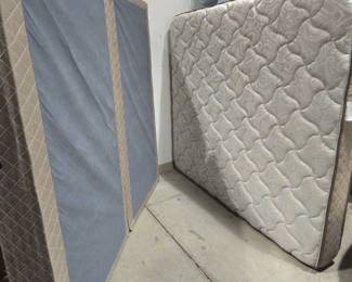 King Size Mattress And Pair Of Twin Boxsprings Barely Used