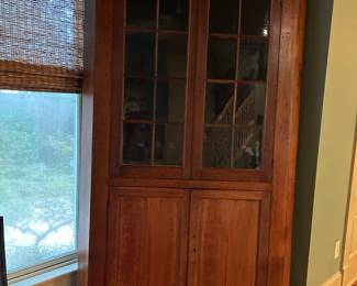 Great Provençal corner cabinet - great storage 