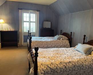 Colonial style twin beds 