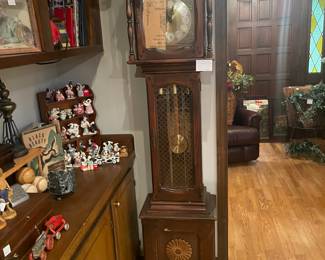 We're 99% sure this clock works - the problem we had was finding a level surface to keep the pendulum going - but the hands move, the time ticks, the chimes chime - it's got everything going for it