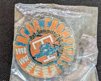 Pat Summit 700 Wins Lapel Pin