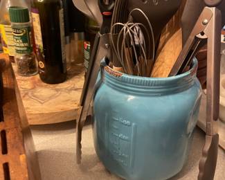 Bundle item, excellent decor and utensils.