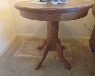 One of 2 oak end tables