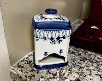 Porcelain tea bag holder