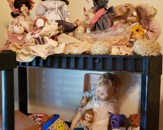 DOLLS & TOYS