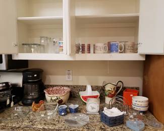 KITCHEN ITEMS, MUGS & GLASSES