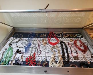 VINTAGE NECKLACES & BRACELETS