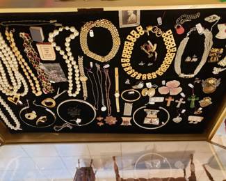 VINTAGE NECKLACES, BRACELETS & PINS