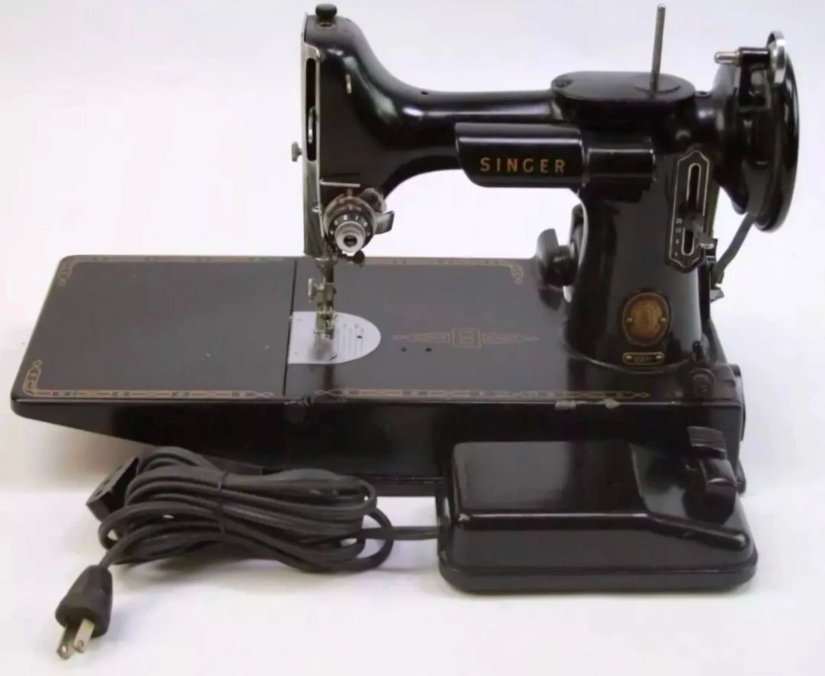 Early Singer Featherweight with case 