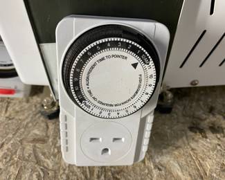 Magnum XXXL Reflector Grow room Lights. 6 total. 4 Set up and 2 extras. Ventallation system for lights along with ballast to power the lights. This can be a complete room grow set up. 