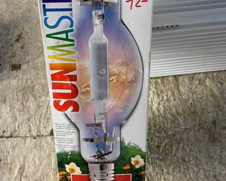 Magnum XXXL Reflector Grow room Lights. 6 total. 4 Set up and 2 extras. Ventallation system for lights along with ballast to power the lights. This can be a complete room grow set up. 