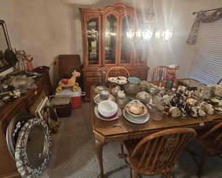 Hutch & Buffet, Table with (2) Leaf Extensions, Protective Pads and (6) Chairs