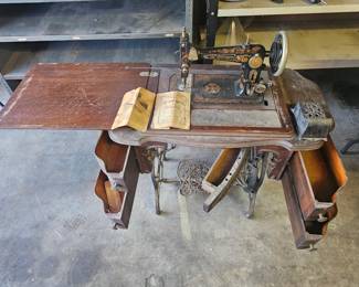 Vintage Eldridge Sewing Desk with Sewing Machine