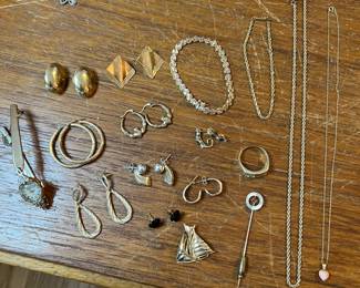 Some of the gold up for grabs… 
mostly 14k, some 18k & some 10k