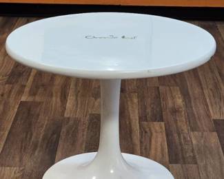 24in White Modern Table