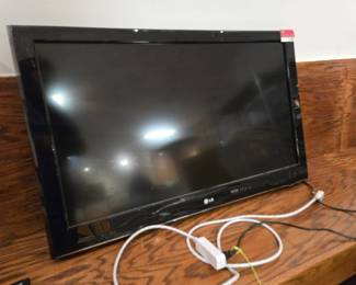 42in LG Model 42LD520 TV W/ Remote and Extension Cord
