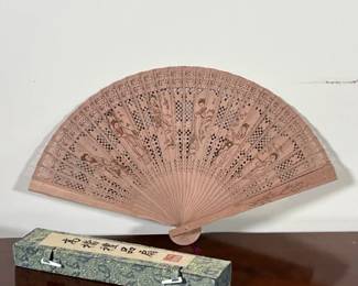 CHINESE WOOD FAN | Reticulated wood fan decorated with figures, in a silk box. -  l. 9 in
