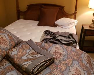 Queen bed w mattress