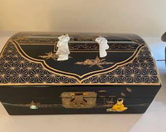 Chinese Jewelry Box Inlaid Mother of Pearl