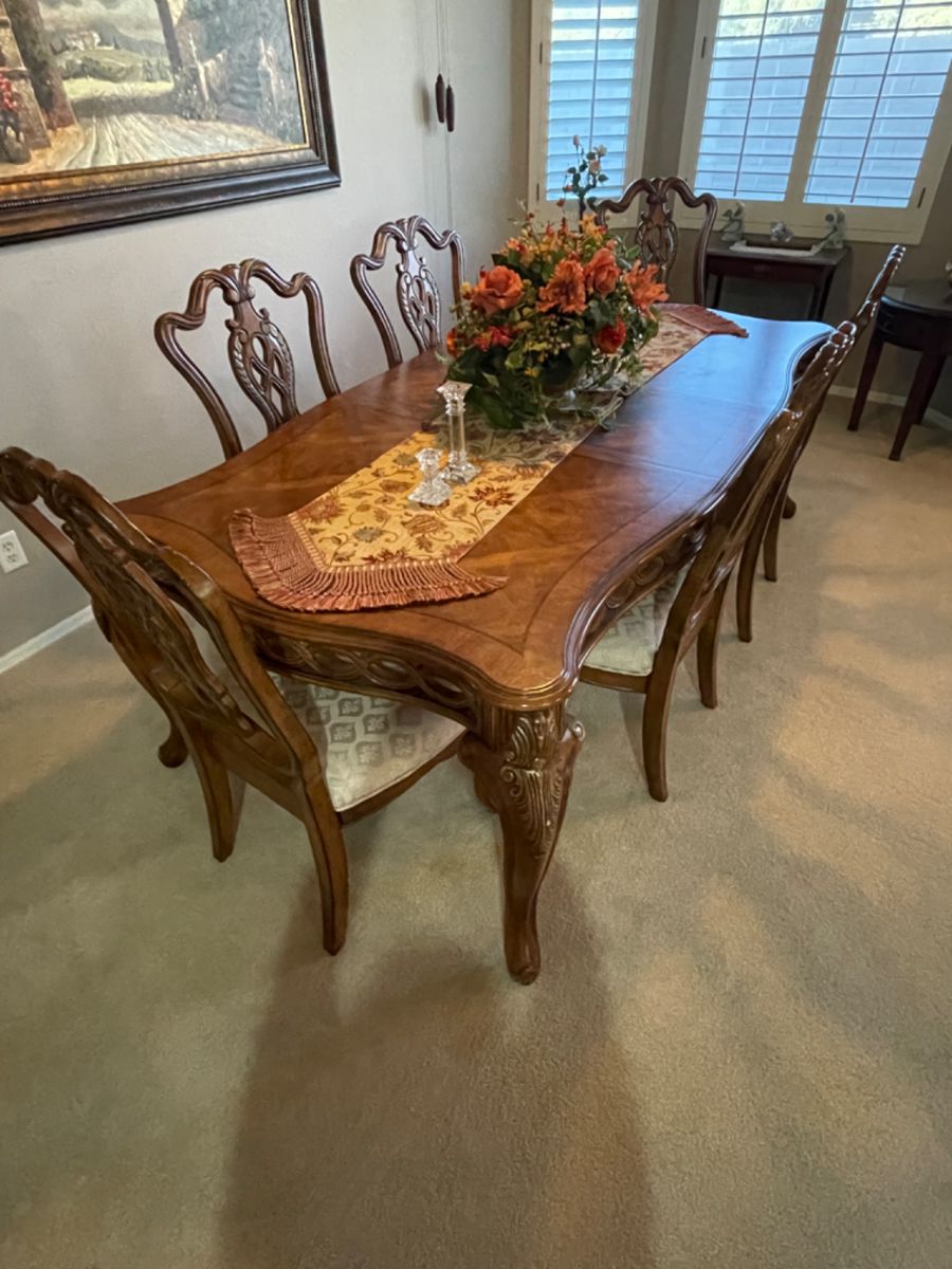 Gorgeous Dining Room set. Includes 2 leaves & 8 chairs