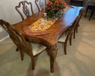 Gorgeous Dining Room set. Includes 2 leaves & 8 chairs 