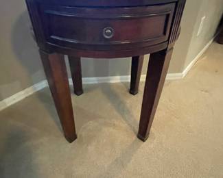 Set of 2 end tables