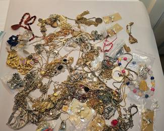 https://www.auctionninja.com/stress-free-estate-services-llc/sales/details/astounding-estate-auction-vintage-xmas-collectibles-jewelry-antiques-toys-mid-century-1-starting-bids-no-reserve-with-shipping-27.html