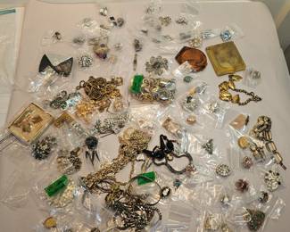 https://www.auctionninja.com/stress-free-estate-services-llc/sales/details/astounding-estate-auction-vintage-xmas-collectibles-jewelry-antiques-toys-mid-century-1-starting-bids-no-reserve-with-shipping-27.html