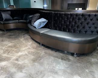 Double curved banquette