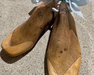 Child’s wood shoe forms Pr
