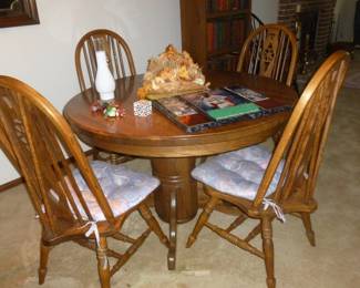 Table w/4 chairs & leaf