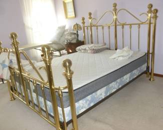 Nice queen brass bed